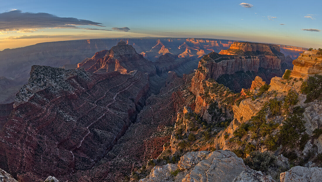 Blick auf Freyas Burg und Vishnu-Tempel links und Wotans Thron rechts bei Sonnenaufgang vom Cape Royal aus gesehen, North Rim, Grand Canyon National Park, UNESCO Weltnaturerbe, Arizona, Vereinigte Staaten von Amerika, Nordamerika