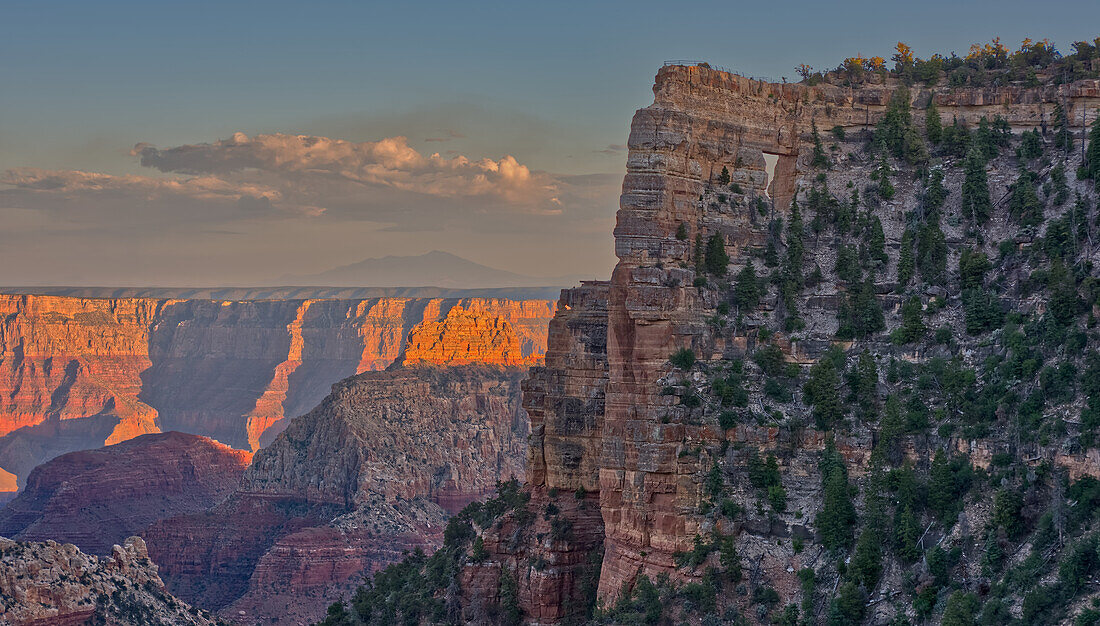 Nahaufnahme von Angel's Window am Cape Royal am North Rim oberhalb des Unker Creek bei Sonnenuntergang, mit braunem Dunst am Horizont, Rauch von einem Waldbrand in der Nähe des Parks, Grand Canyon National Park, UNESCO Welterbe, Arizona, Vereinigte Staaten von Amerika, Nordamerika