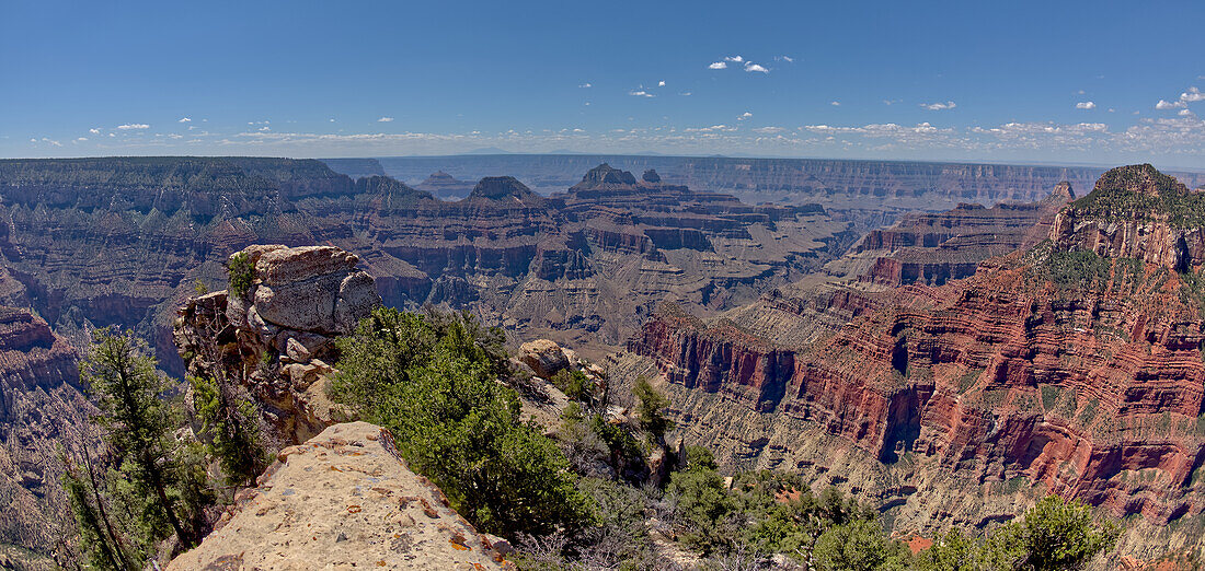 Blick auf den Grand Canyon vom Bright Angel Point am North Rim, mit Brahma- und Zoroaster-Tempel in der Ferne und Oza Butte ganz rechts, Grand Canyon National Park, UNESCO-Weltnaturerbe, Arizona, Vereinigte Staaten von Amerika, Nordamerika