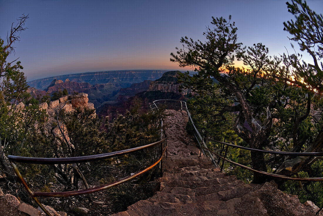 Ein Aussichtspunkt entlang des Transept Trail am Grand Canyon North Rim in der Abenddämmerung, Grand Canyon National Park, UNESCO Weltnaturerbe, Arizona, Vereinigte Staaten von Amerika, Nordamerika