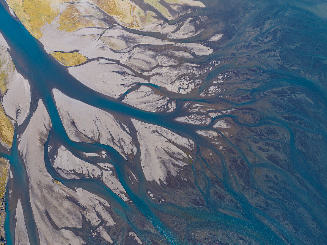 Abstrakte Luftaufnahme eines isländischen Flusses, Island, Polarregionen