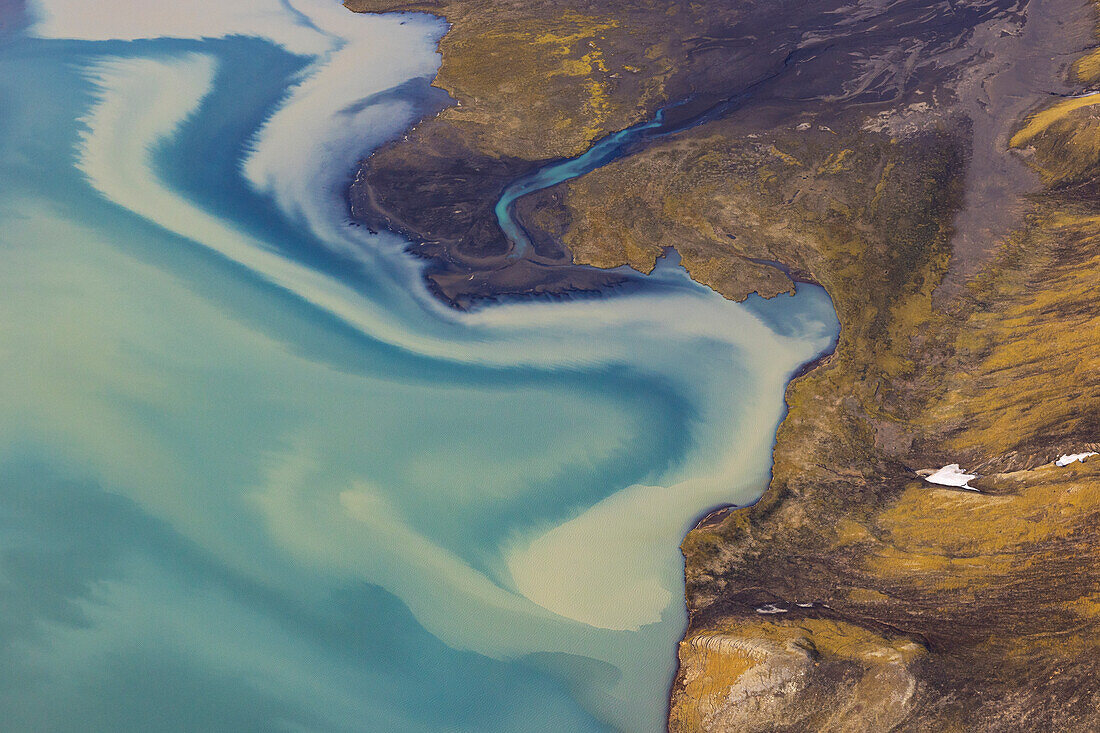 Abstrakte Luftaufnahme eines isländischen Flusses, Island, Polarregionen