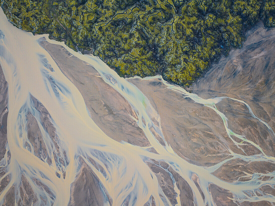 Abstrakte Ansicht eines isländischen Flusses aus der Luft, Island, Polarregionen