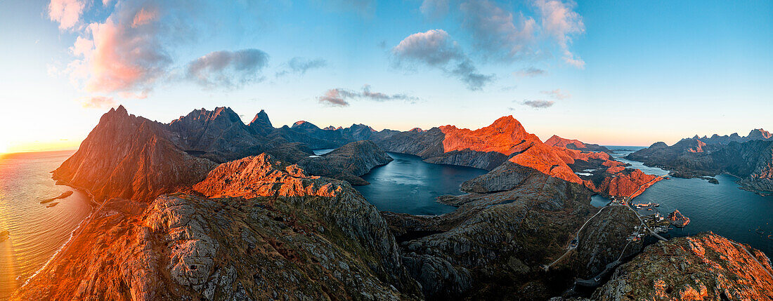 Idyllischer See umrahmt von Bergen mit Blick auf das arktische Meer bei Sonnenuntergang, Moskenesoya, Lofoten, Nordland, Norwegen, Skandinavien, Europa