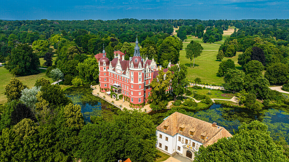 Luftaufnahme von Schloss Muskau, Muskauer Park, UNESCO-Welterbe, Bad Muskau, Sachsen, Deutschland, Europa