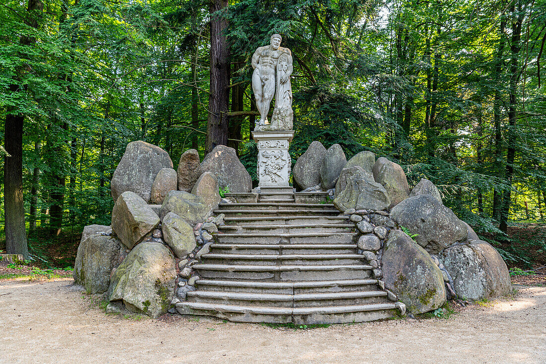 Statue im Kromlauer Azaleen- und Rhododendronpark, Gablenz, Sachsen, Deutschland, Europa