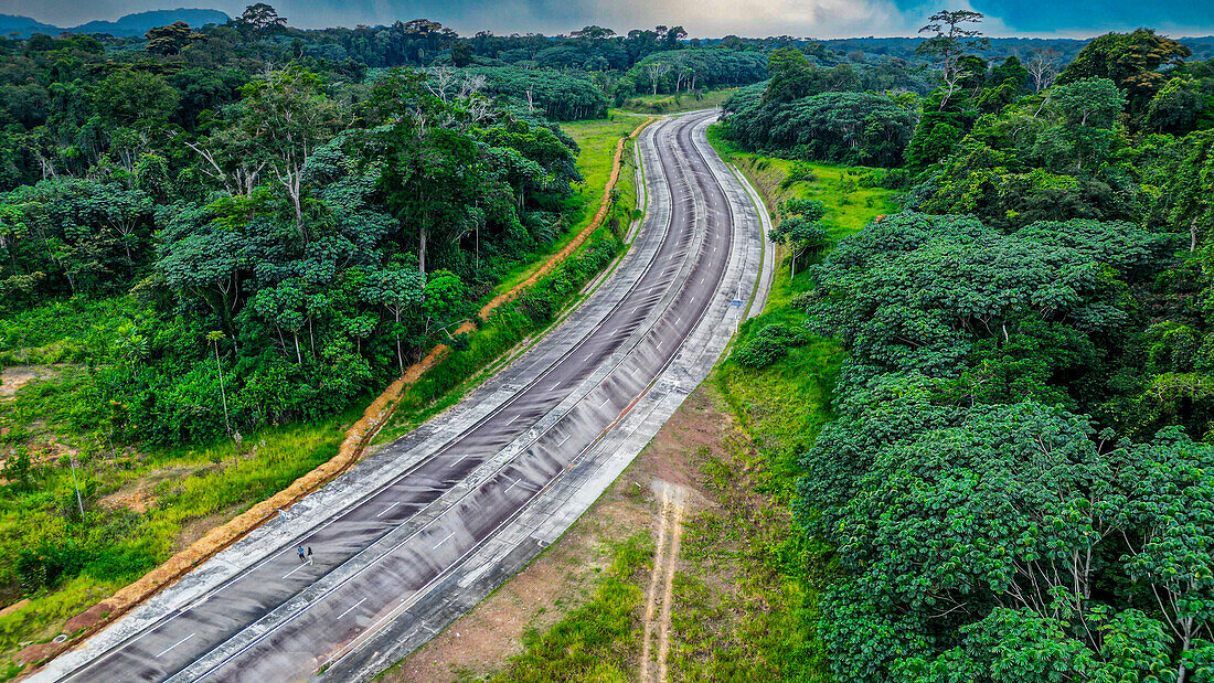 Leere Landstraße im Dschungel, zukünftige Hauptstadt Ciudad de la Paz, Rio Muni, Äquatorialguinea, Afrika