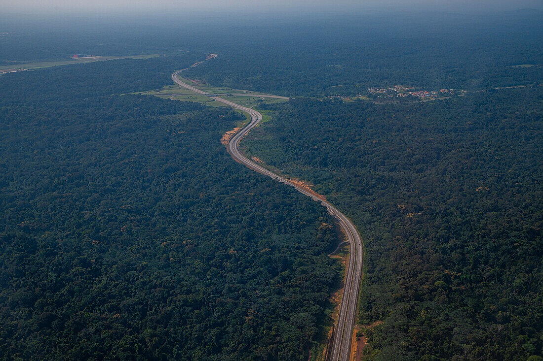 Empty highway in the jungle, future … – License image – 13923020 ❘  lookphotos