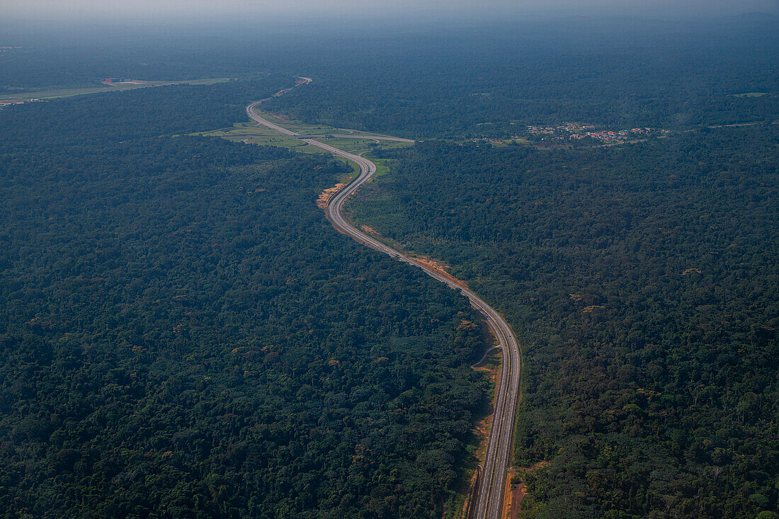 Leere Landstraße im Dschungel, zukünftige Hauptstadt Ciudad de la Paz, Rio Muni, Äquatorialguinea, Afrika