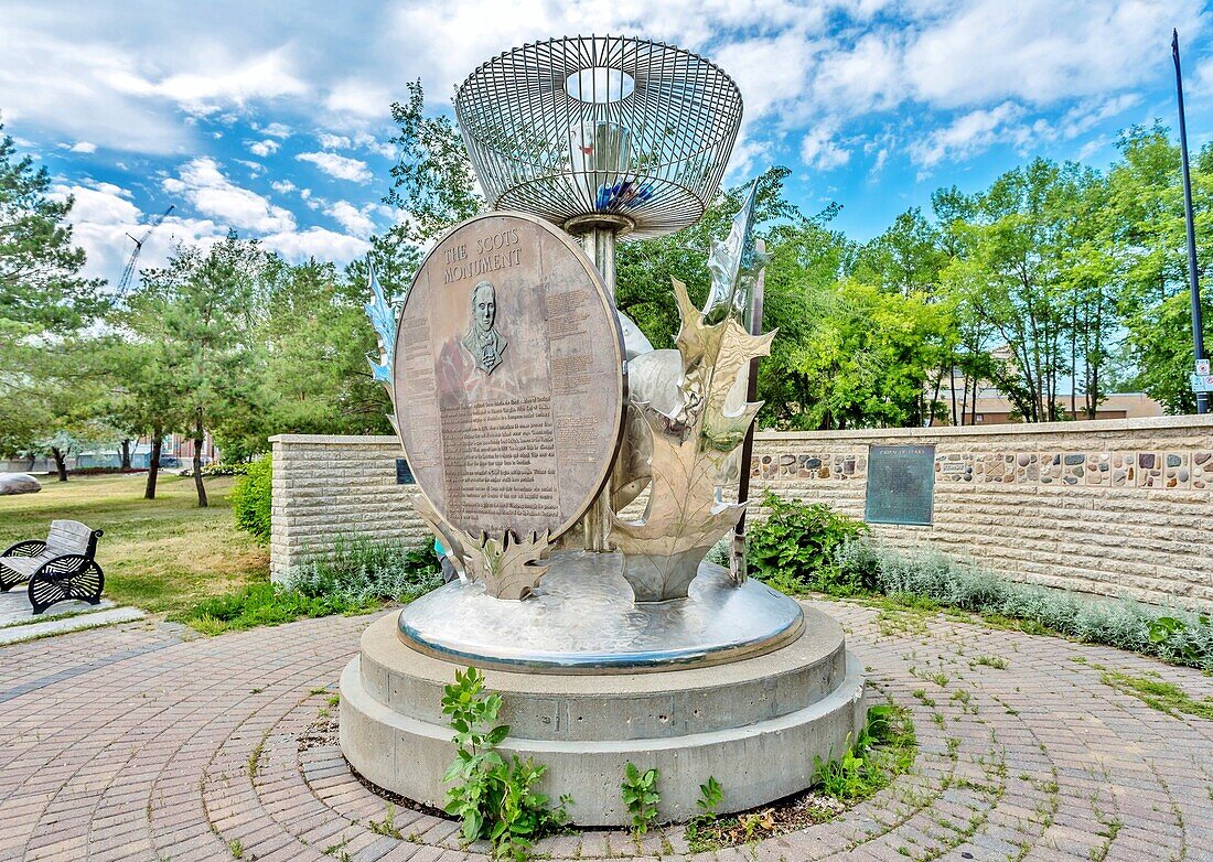 Das 1993 errichtete Schotten-Denkmal zum Gedenken an die schottischen Siedler des 19. Jahrhunderts unter der Führung des Earl of Selkirk, am Waterfront Drive, Winnipeg, Manitoba, Kanada, Nordamerika