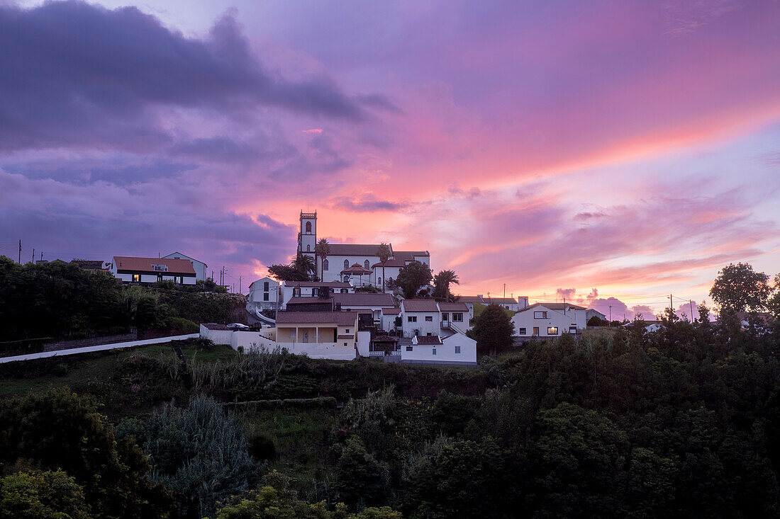 Sonnenuntergang über dem Dorf Santo Antonio de Nordestinho auf der Insel Sao Miguel, Azoren-Inseln, Portugal, Atlantik, Europa