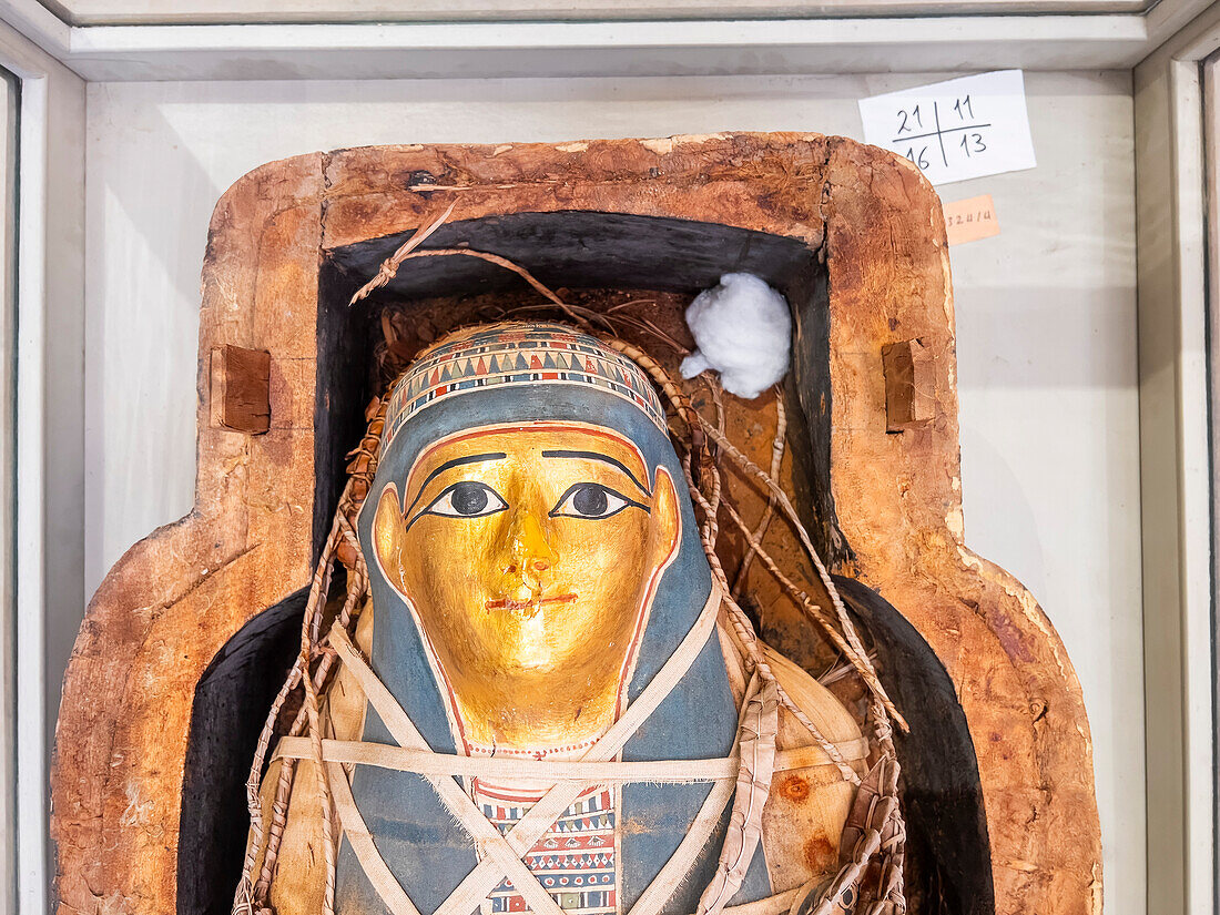 Blick auf die Überreste eines altägyptischen Sarkophags, ausgestellt im Ägyptischen Museum, Kairo, Ägypten, Nordafrika, Afrika