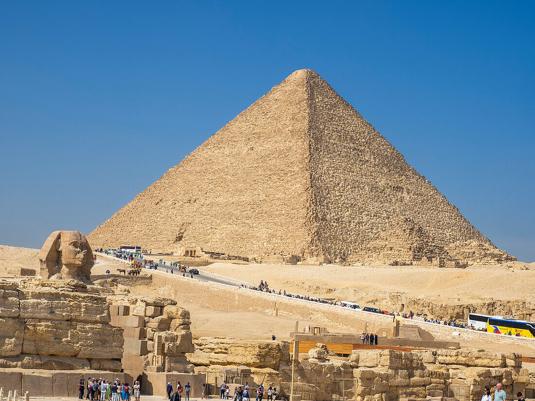 Touristen besuchen die Große Sphinx und die Pyramide im Gizeh-Komplex, UNESCO-Weltkulturerbe, Gizeh, außerhalb Kairos, Ägypten, Nordafrika, Afrika