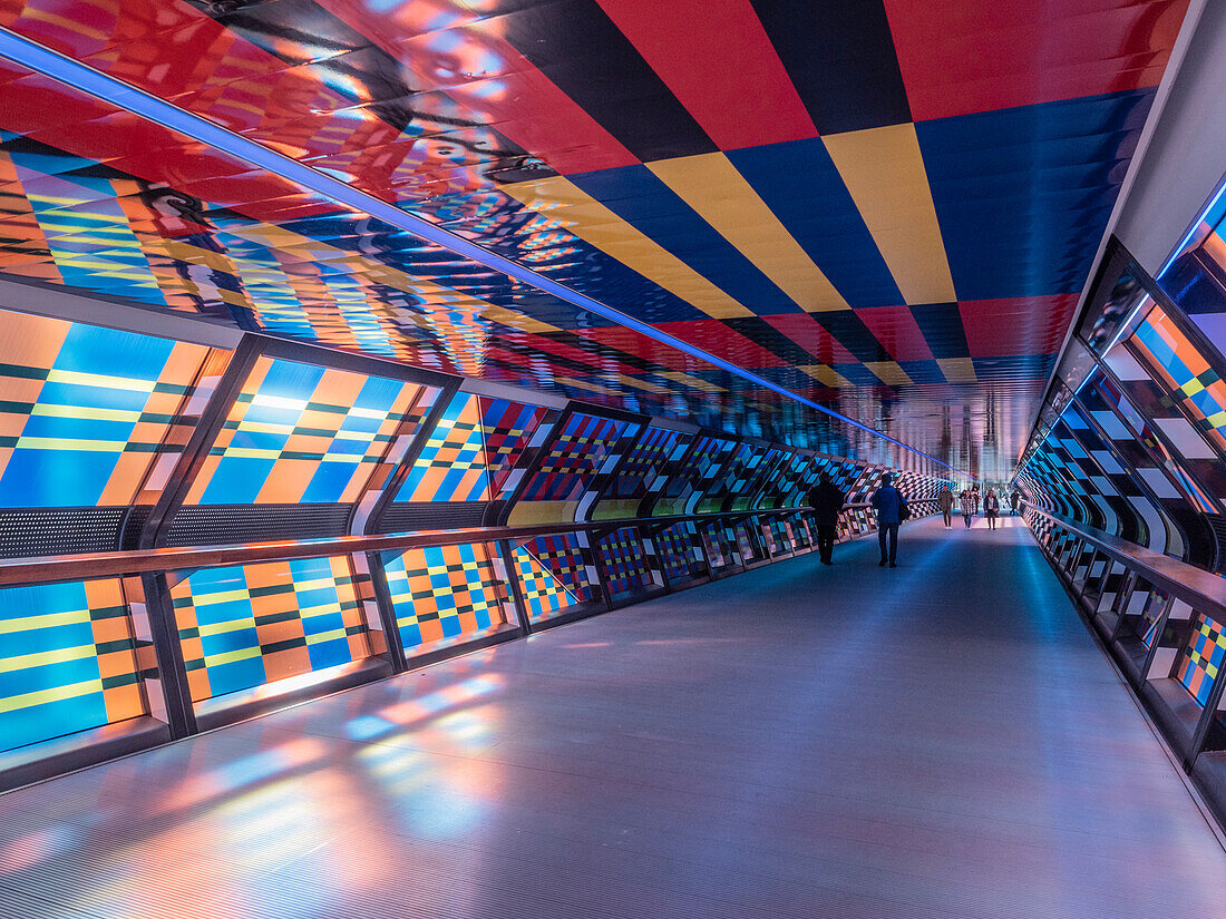 Captivated by Colour von Camille Walala, Adams Plaza Bridge, Canary Wharf, Docklands, London, England, Vereinigtes Königreich, Europa