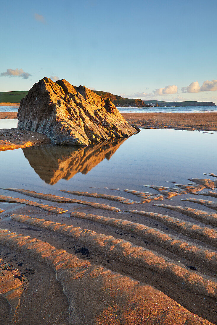 Ein Felsbecken und gewellter Sand am Strand bei Ebbe in Bigbury-on-Sea, Südküste von Devon, England, Vereinigtes Königreich, Europa