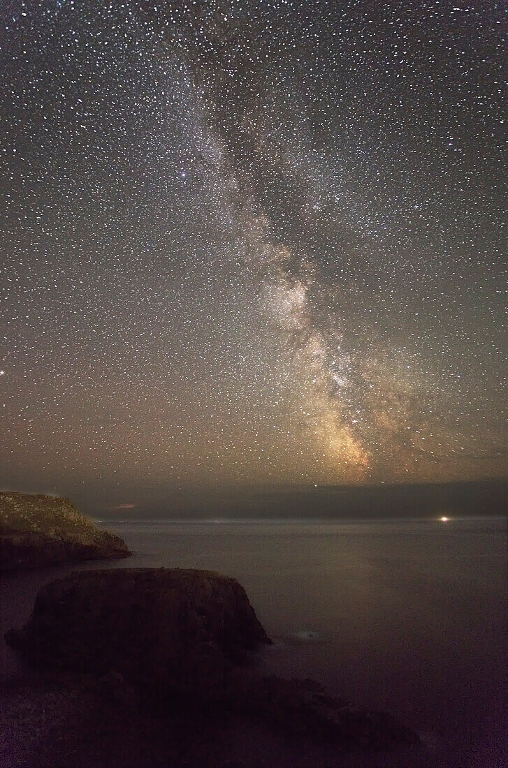 Ein Herbstblick auf die Milchstraße über dem Atlantik, gesehen von den Klippen von Land's End, dem südwestlichsten Punkt Großbritanniens, Cornwall, England, Vereinigtes Königreich, Europa