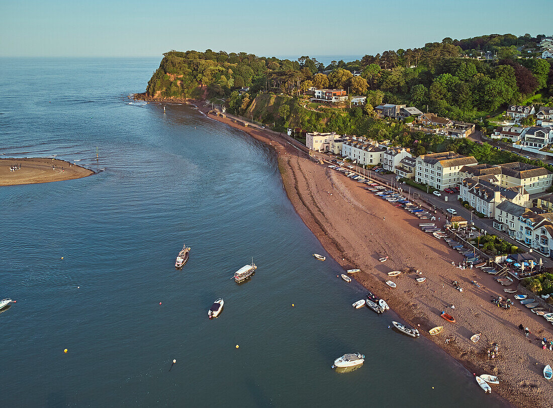 Ein Luftbild der Mündung des Flusses Teign, mit Blick auf die Landzunge Ness und das Dorf Shaldon, bei Teignmouth, an der Südküste von Devon, England, Vereinigtes Königreich, Europa