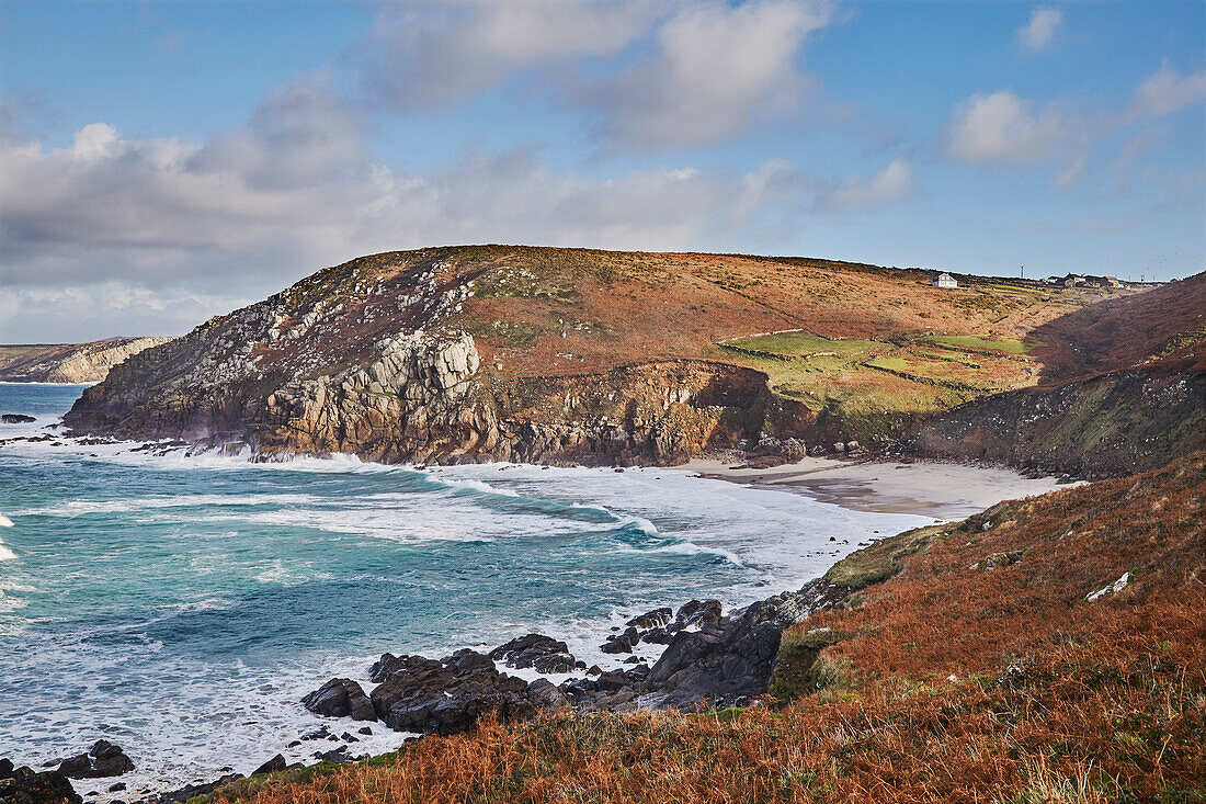 Die Klippen und der Sand von Portheras Cove, einem abgelegenen Strand bei Pendeen, an den zerklüfteten Atlantikklippen im äußersten Westen Cornwalls, England, Vereinigtes Königreich, Europa