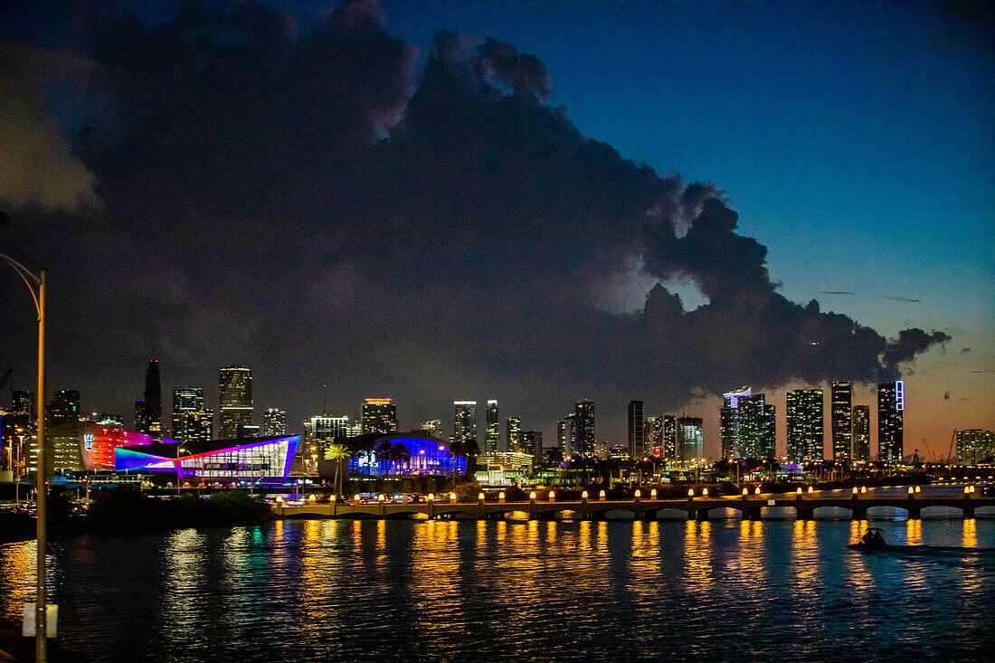 Miami Brücke bei Nacht, Miami, Florida, Vereinigte Staaten von Amerika, Nordamerika