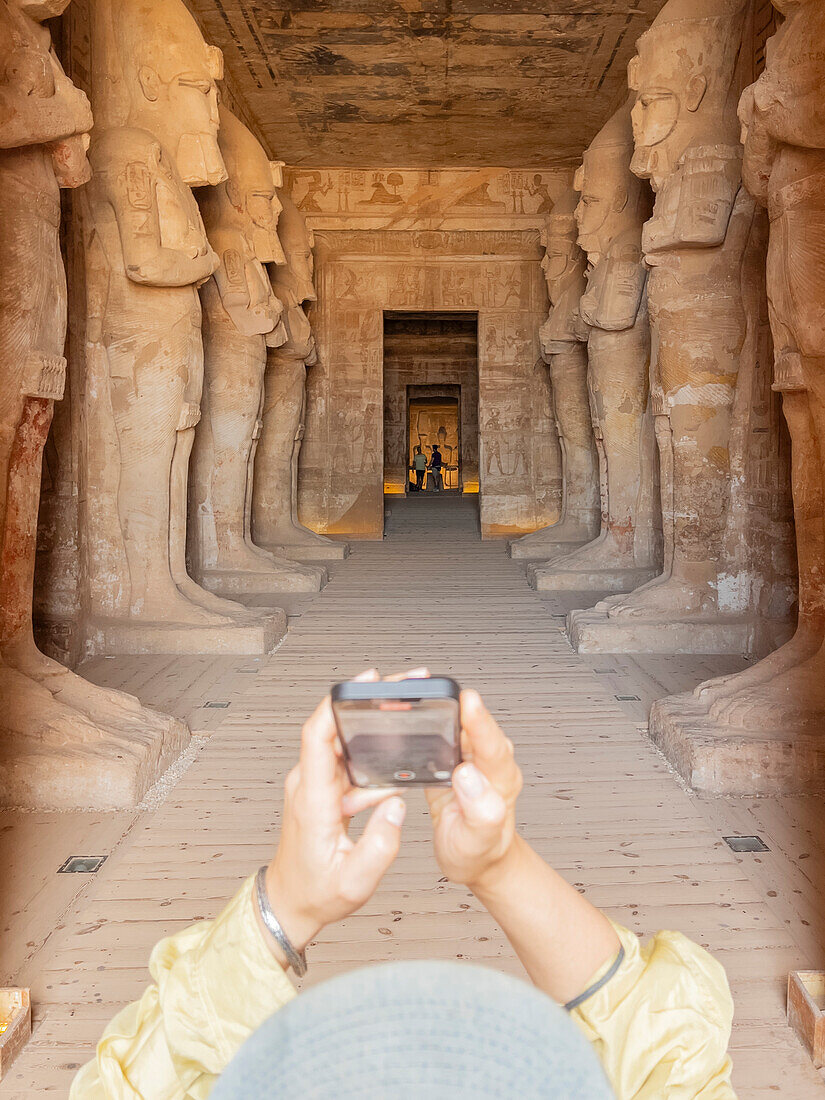 Innenansicht des Großen Tempels von Abu Simbel mit seinen nacheinander folgenden kleineren Kammern, die zum Heiligtum führen, UNESCO-Weltkulturerbe, Abu Simbel, Ägypten, Nordafrika, Afrika