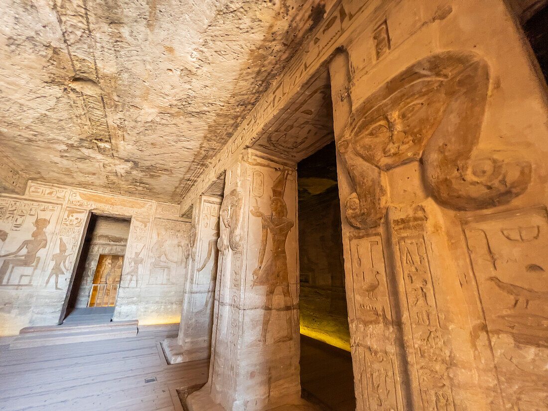 Innenansicht des Kleinen Tempels von Abu Simbel mit seinen aufeinanderfolgenden kleineren Kammern, die zum Heiligtum führen, UNESCO-Welterbe, Abu Simbel, Ägypten, Nordafrika, Afrika