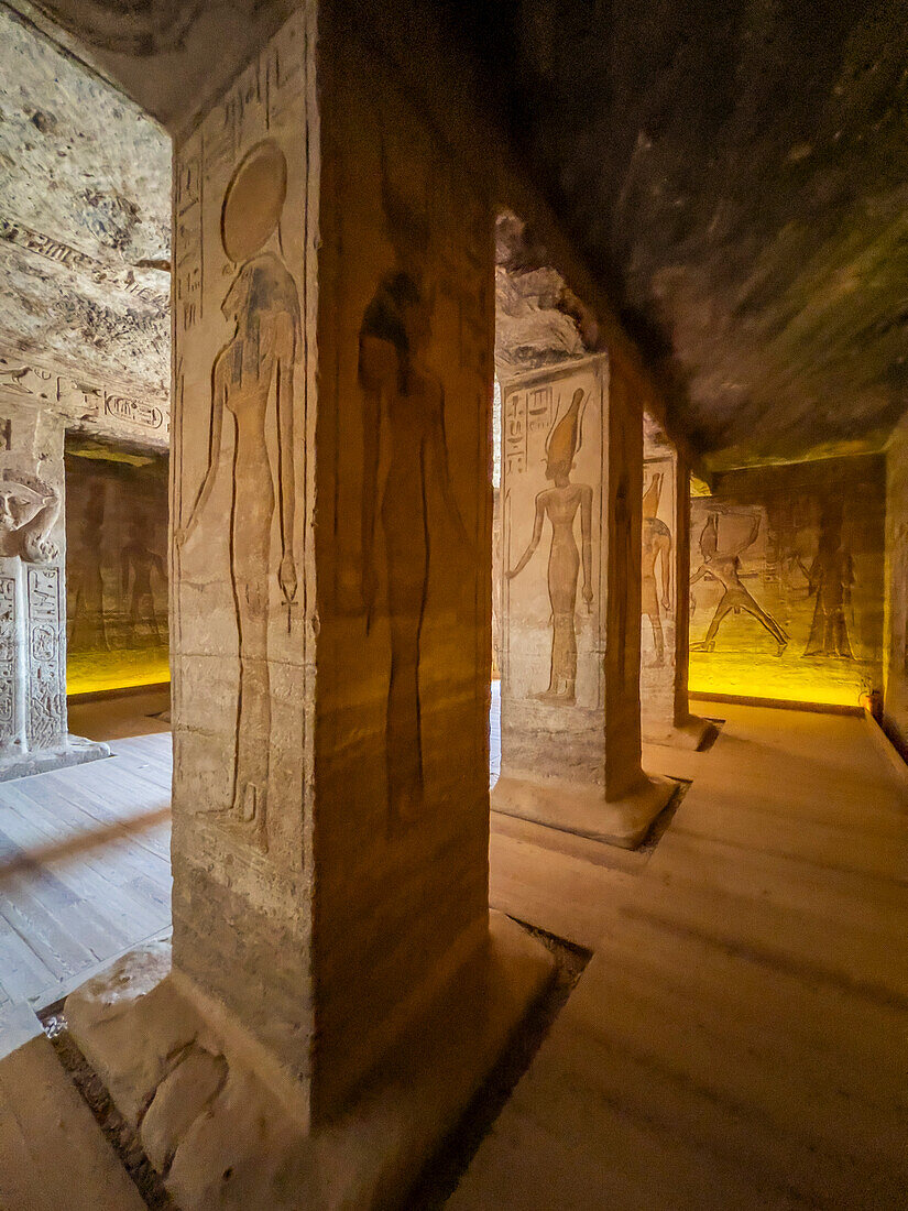 Innenansicht des Kleinen Tempels von Abu Simbel mit seinen aufeinanderfolgenden kleineren Kammern, die zum Heiligtum führen, UNESCO-Weltkulturerbe, Abu Simbel, Ägypten, Nordafrika, Afrika