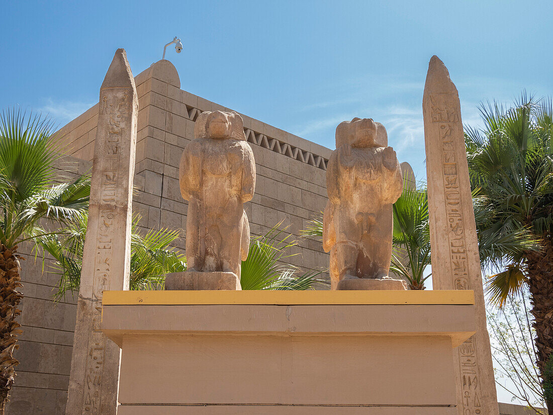 Blick auf den Eingang zum Nubischen Museum in der Stadt Assuan, Ägypten, Nordafrika, Afrika