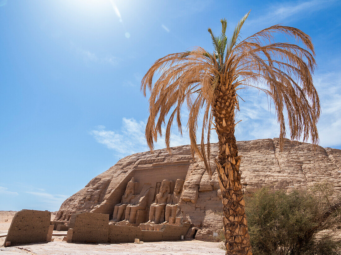 Der Große Tempel von Abu Simbel mit seinen vier ikonischen, 20 Meter hohen, sitzenden Kolossalstatuen von Ramses II (Ramses der Große), UNESCO-Weltkulturerbe, Abu Simbel, Ägypten, Nordafrika, Afrika