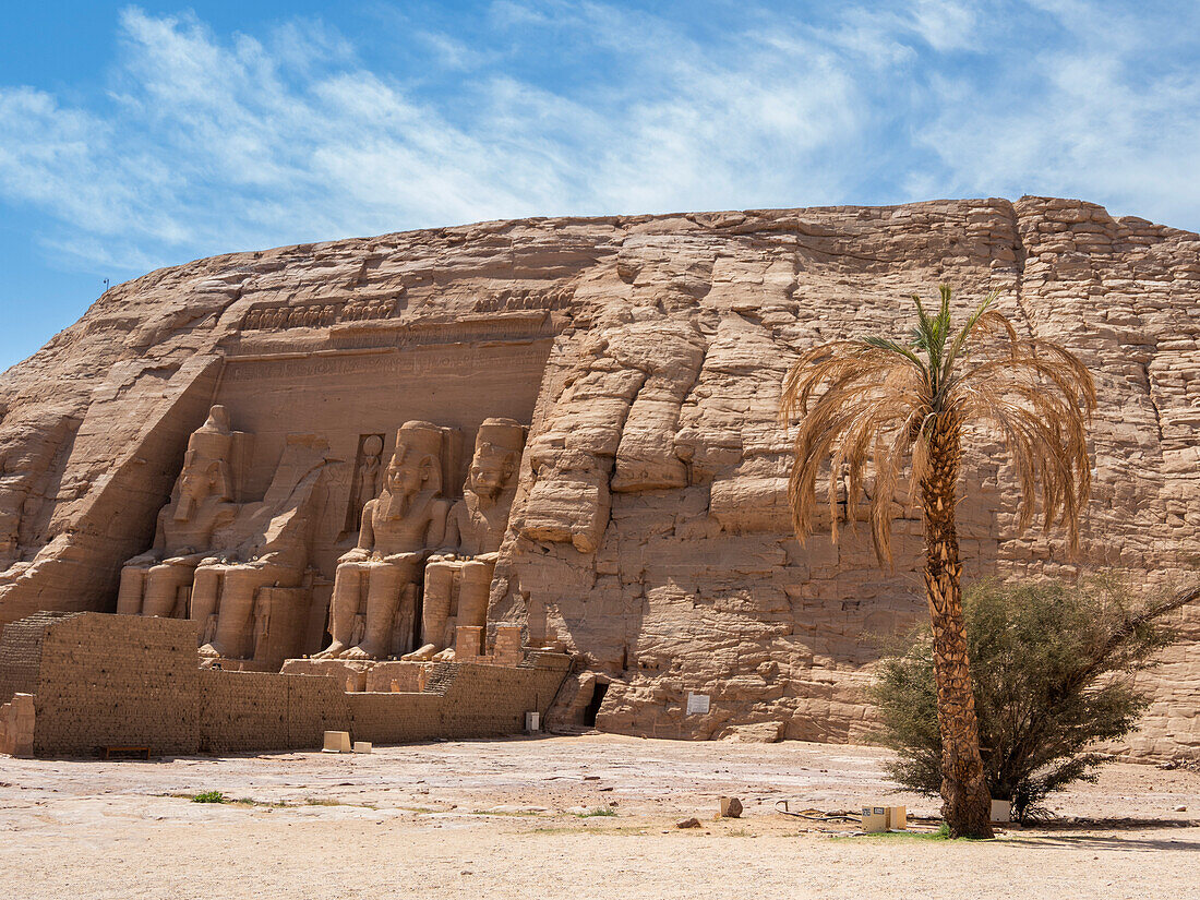 Der Große Tempel von Abu Simbel mit seinen vier ikonischen, 20 Meter hohen, sitzenden Kolossalstatuen von Ramses II (Ramses der Große), UNESCO-Weltkulturerbe, Abu Simbel, Ägypten, Nordafrika, Afrika