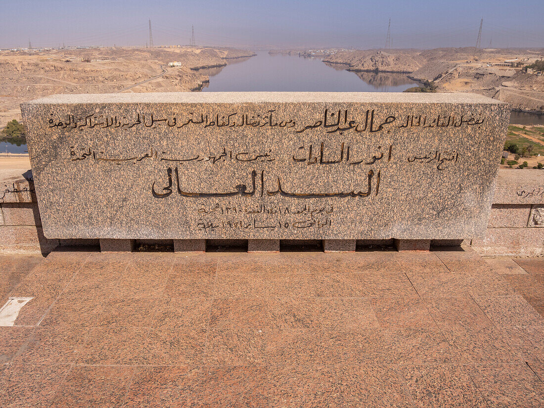 Blick von der Spitze des Assuan-Hochdamms nach Süden entlang des Nils, Assuan, Ägypten, Nordafrika, Afrika