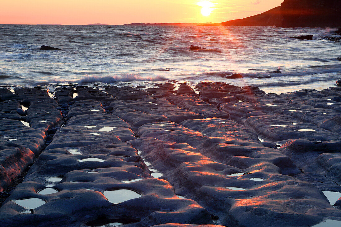 Sonnenuntergang von Dunraven Bay, Southerndown, Glamorgan Heritage Coast, Südwales, Vereinigtes Königreich, Europa