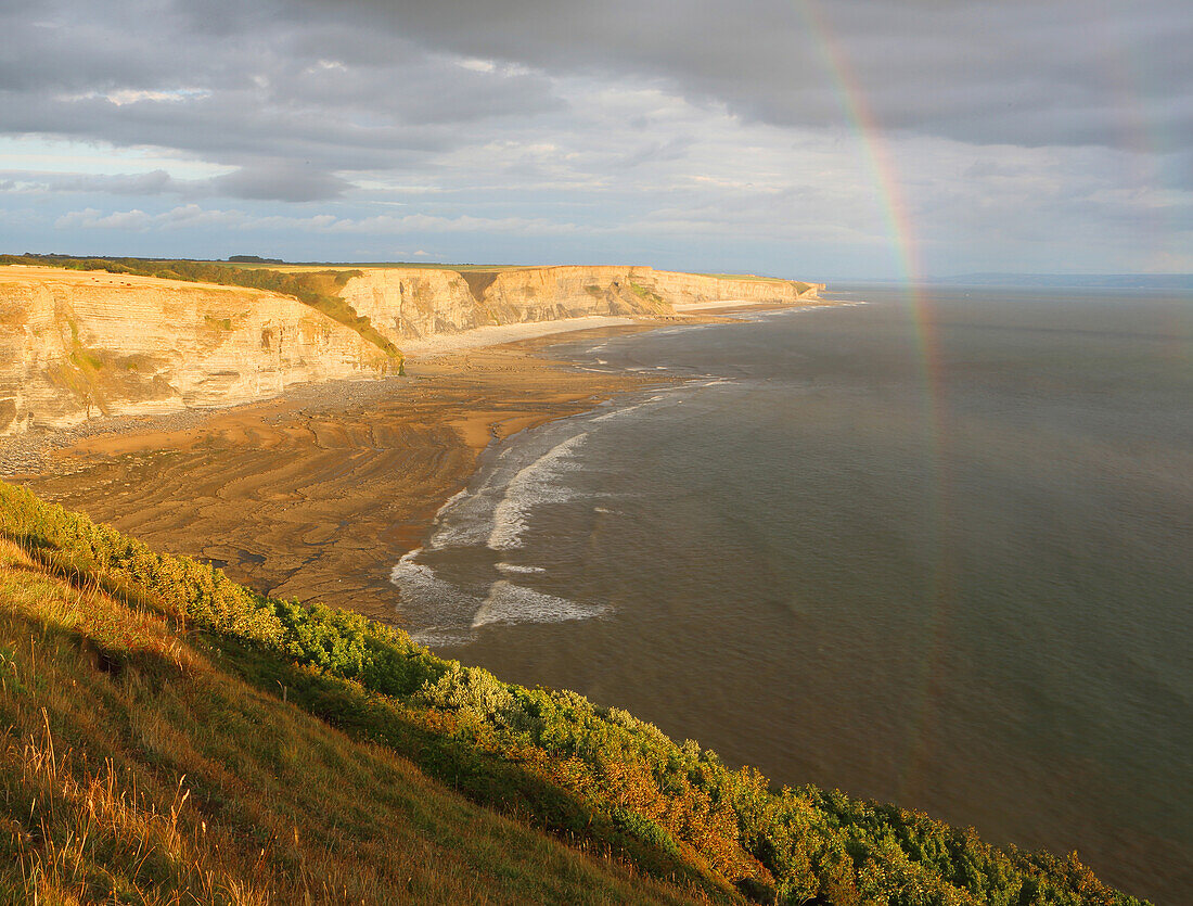 Blick in Richtung Nash Point von Southerndown, Glamorgan Heritage Coast, Südwales, Vereinigtes Königreich, Europa