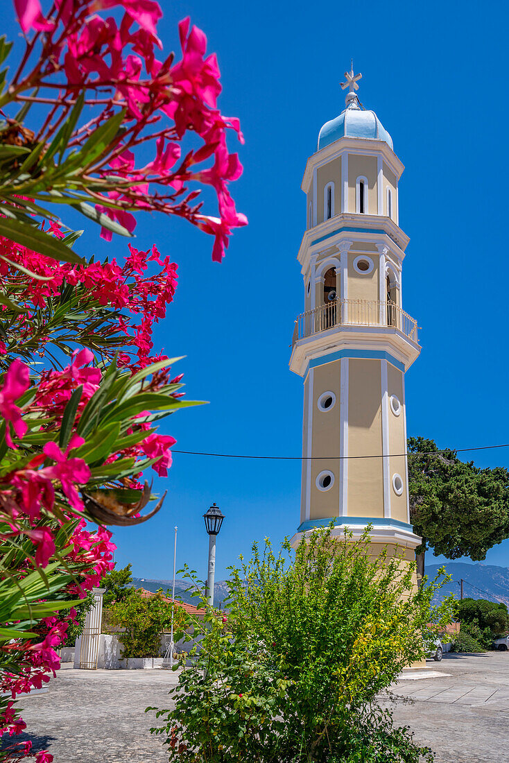 Blick auf eine typische griechisch-orthodoxe Kirche bei Lakithra, Kefalonia, Ionische Inseln, Griechische Inseln, Griechenland, Europa