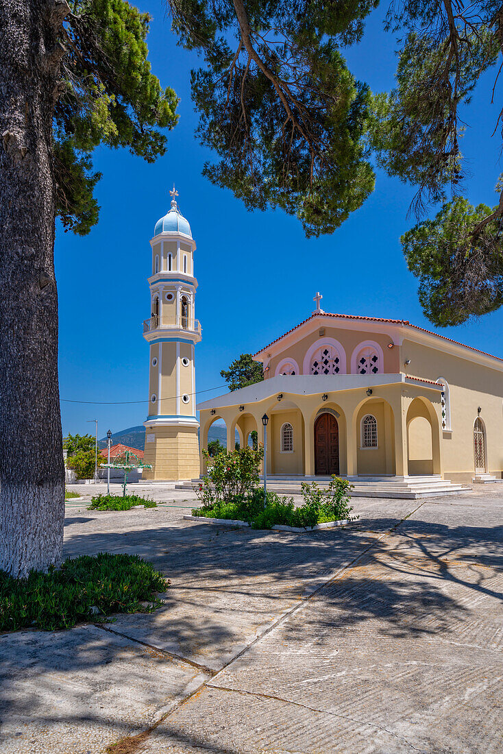 Blick auf eine typische griechisch-orthodoxe Kirche bei Lakithra, Kefalonia, Ionische Inseln, Griechische Inseln, Griechenland, Europa