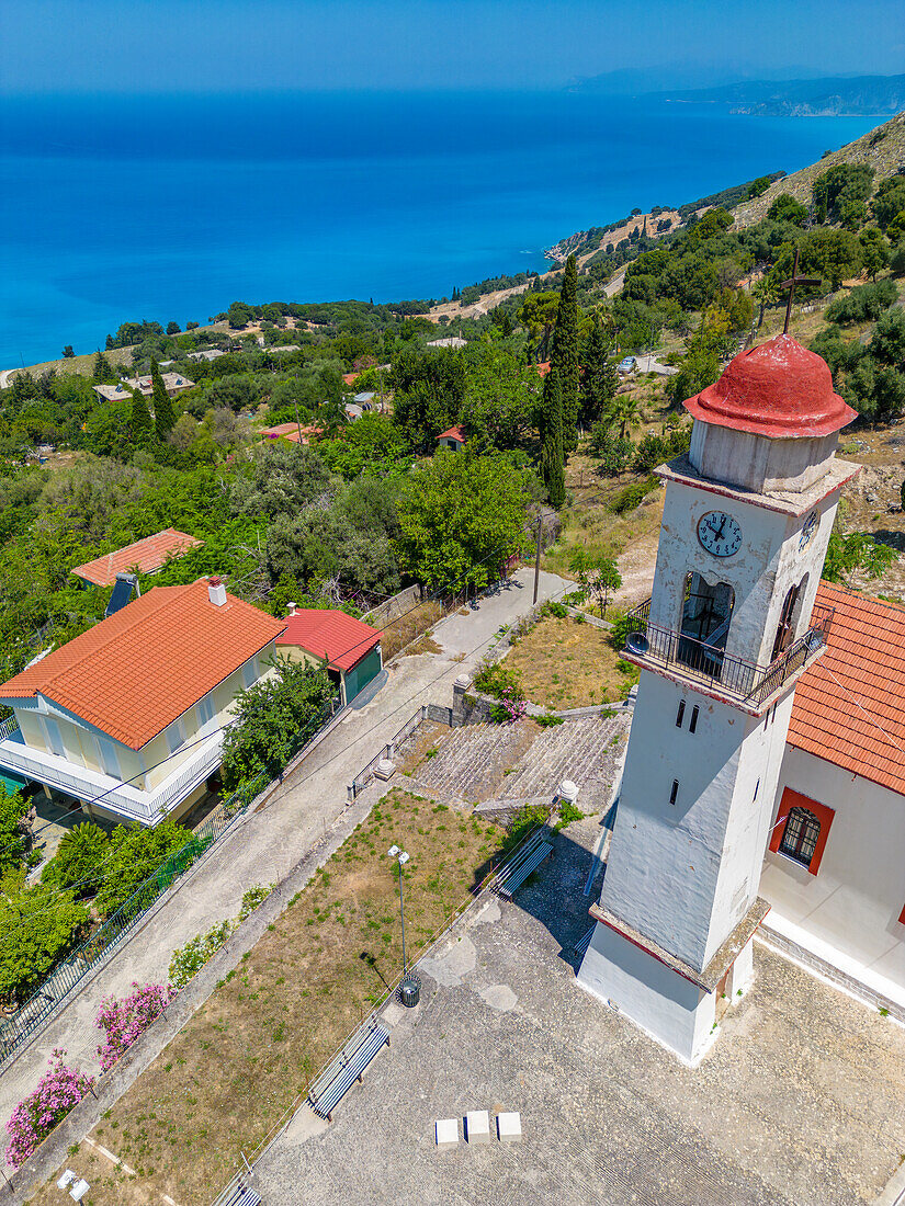 Luftaufnahme der griechisch-orthodoxen Kirche und der Küstenlinie bei Zola, Kefalonia, Ionische Inseln, Griechische Inseln, Griechenland, Europa