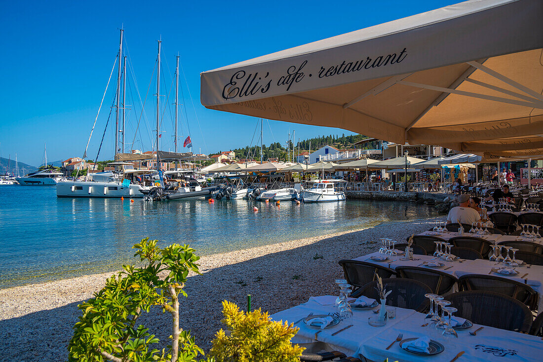 Blick auf Cafés und Restaurants im Hafen von Fiscardo, Fiscardo, Kefalonia, Ionische Inseln, Griechische Inseln, Griechenland, Europa