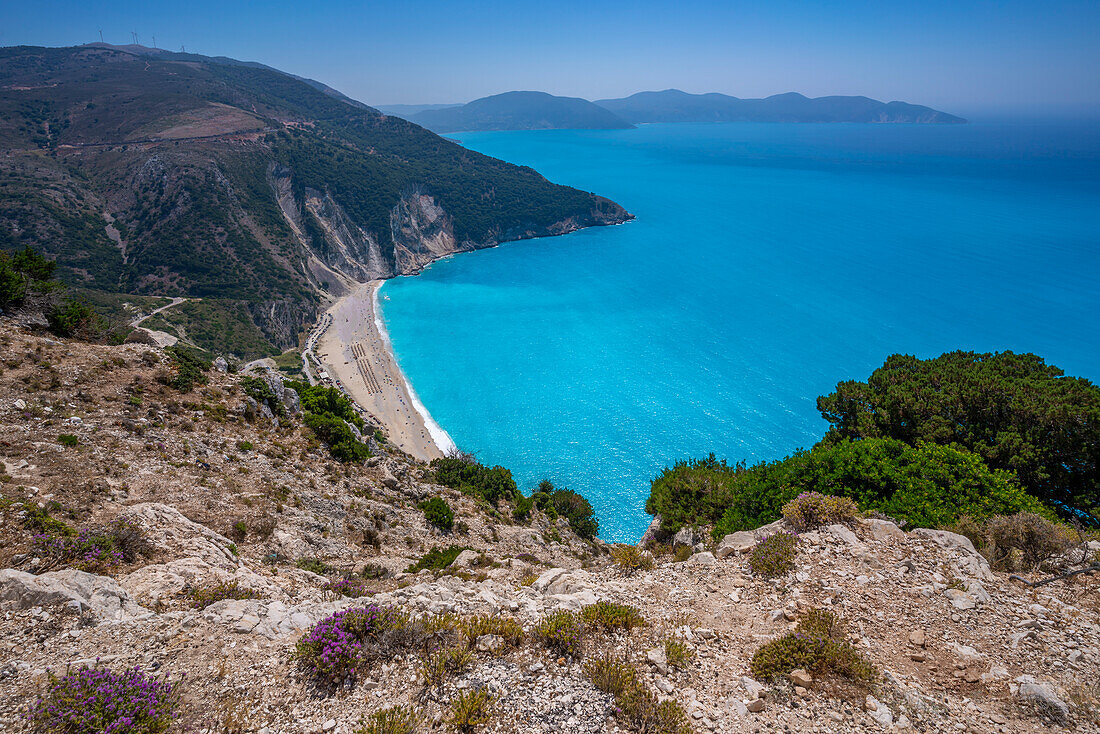 Blick auf Myrtos Beach, Küste, Meer und Hügel bei Agkonas, Kefalonia, Ionische Inseln, Griechische Inseln, Griechenland, Europa