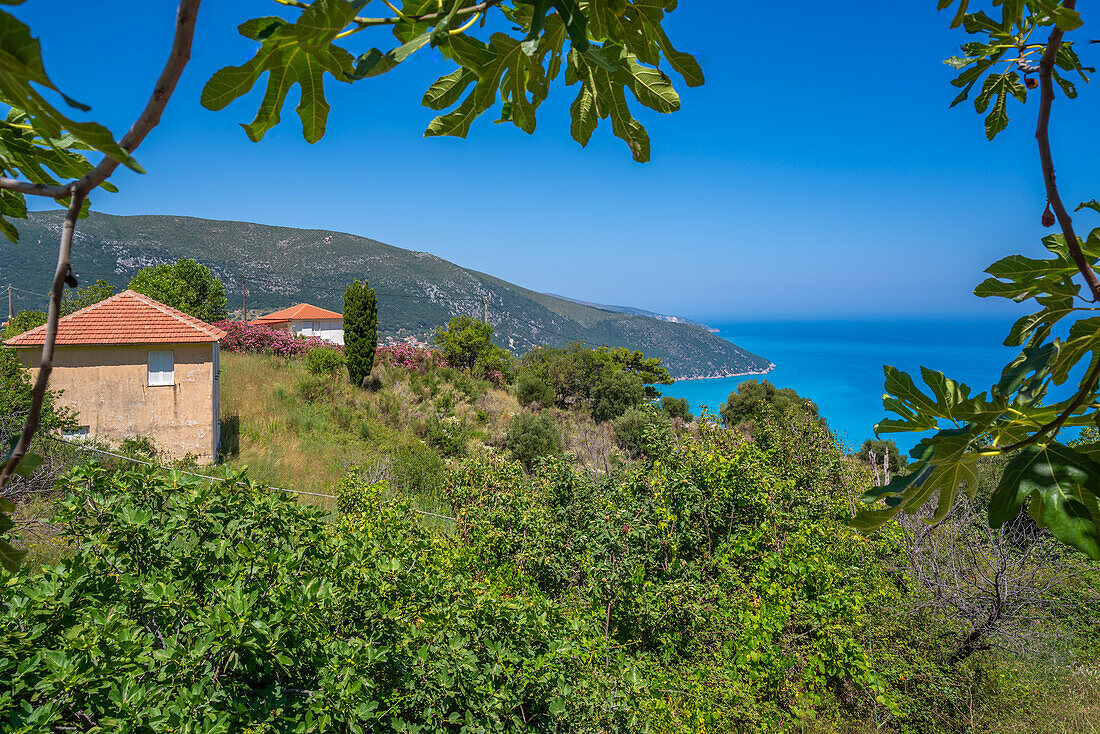 Blick auf Häuser mit Blick auf Küste, Meer und Hügel bei Agkonas, Kefalonia, Ionische Inseln, Griechische Inseln, Griechenland, Europa