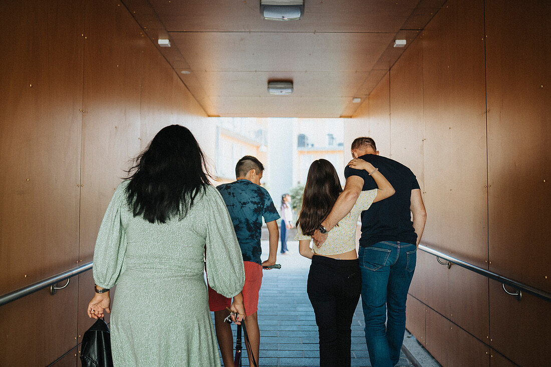 Familie geht auf dem Heimweg durch einen Tunnel