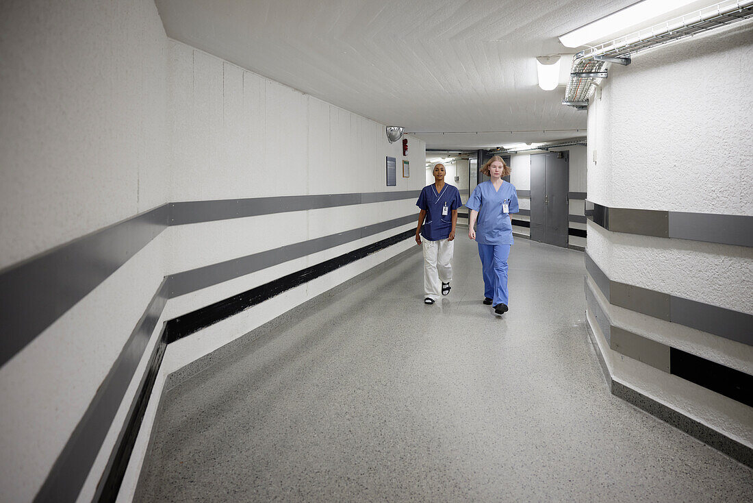 Ärztinnen gehen durch den Krankenhauskorridor