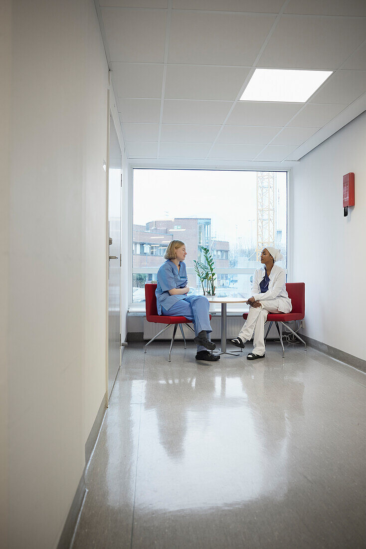 Ärztinnen sitzen im Krankenhaus und reden miteinander