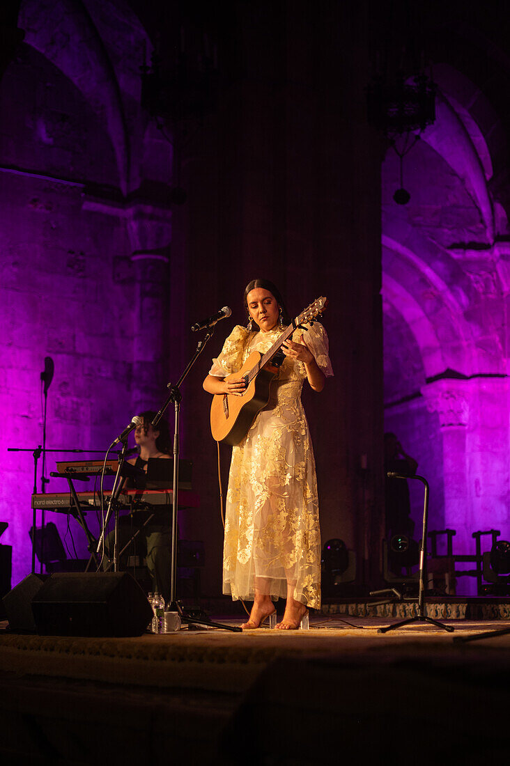 Die spanische Singer-Songwriterin Valeria Castro, eine der vielversprechenden Frauen, die in den letzten Jahren in der spanischen Folkloreszene aufgetaucht sind, tritt beim Veruela Summer Festival 2023 in Zaragoza, Spanien, auf