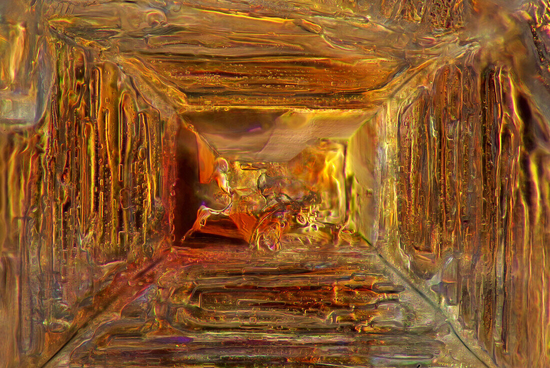 Das Bild zeigt eine kristallisierte Mischung aus Kochsalz und Erythritol, fotografiert durch das Mikroskop in polarisiertem Licht bei einer Vergrößerung von 100X