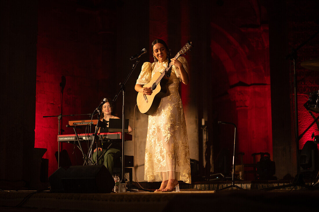 Die spanische Singer-Songwriterin Valeria Castro, eine der vielversprechenden Frauen, die in den letzten Jahren in der spanischen Folkloreszene aufgetaucht sind, tritt beim Veruela Summer Festival 2023 in Zaragoza, Spanien auf