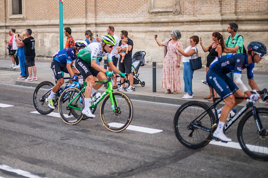 Die 12. Etappe der Vuelta a España, eines der wichtigsten Radrennen im internationalen Kalender, erreicht am 7. September 2023 Zaragoza, Aragon, Spanien