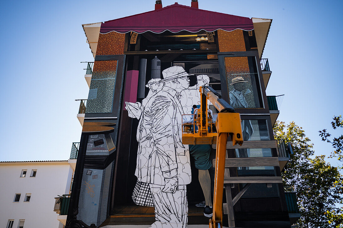 Die französische Künstlerin Taroe arbeitet beim Asalto International Urban Art Festival in Zaragoza, Spanien