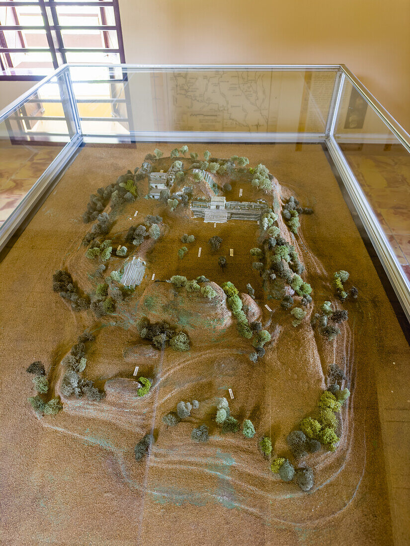 Ein Diorama der Ruinenstätte im Museum des Besucherzentrums im archäologischen Reservat Cahal Pech in San Ignacio, Belize.