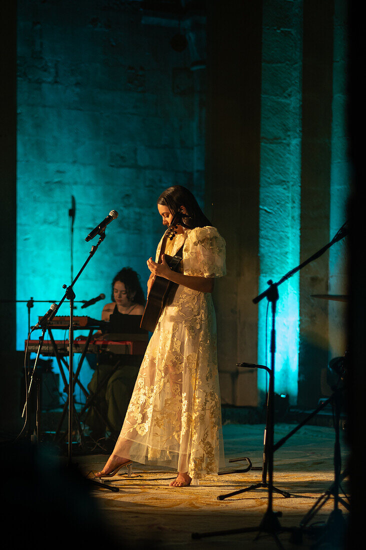 Die spanische Singer-Songwriterin Valeria Castro, eine der vielversprechenden Frauen, die in den letzten Jahren in der spanischen Folklore-Szene aufgetaucht sind, tritt beim Veruela Summer Festival 2023 in Zaragoza, Spanien auf