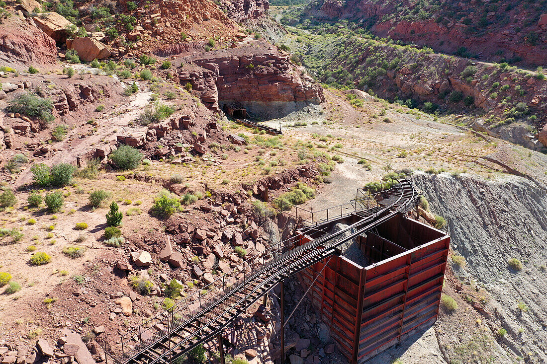Erzbehälter und Stollen der stillgelegten Mi Vida Mine im Steen Canyon bei La Sal, Utah. Ort des ersten großen Uranabbaus in den USA.