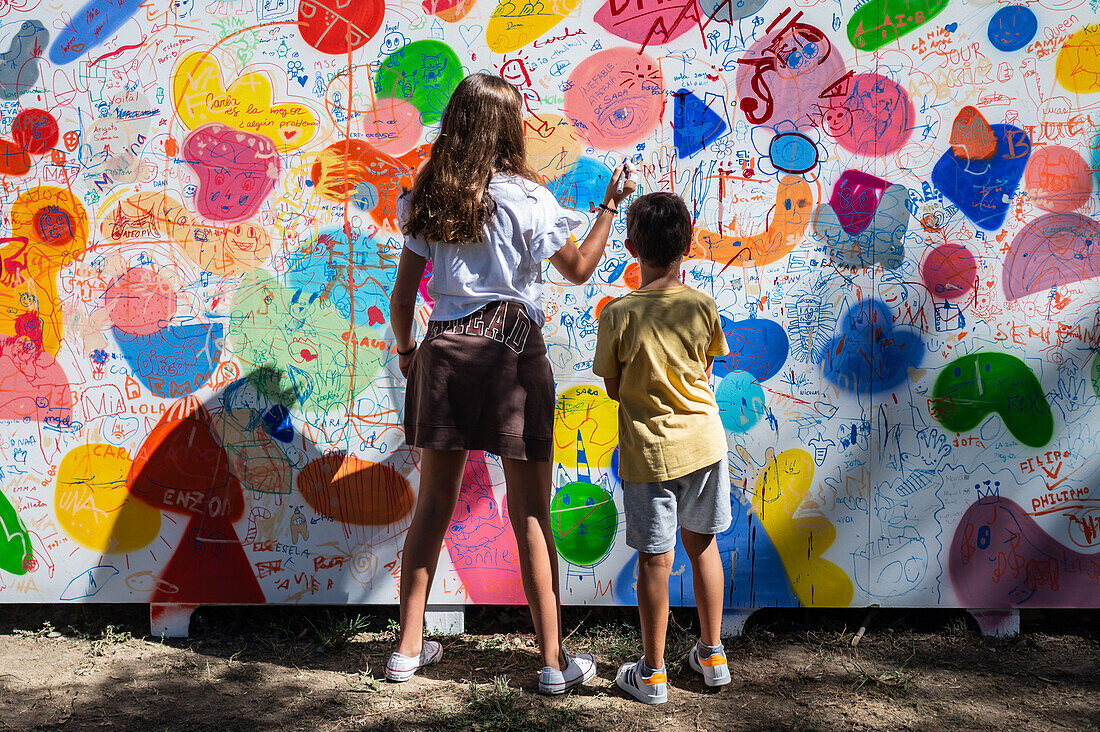 Partizipatives Wandbild beim Asalto International Urban Art Festival in Zaragoza, Spanien